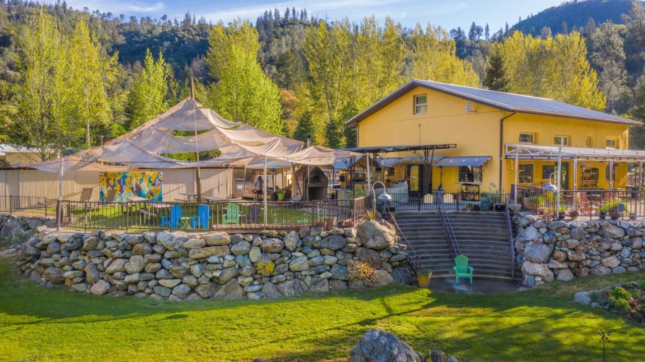 Strawhouse Resorts Big Bar Exterior photo