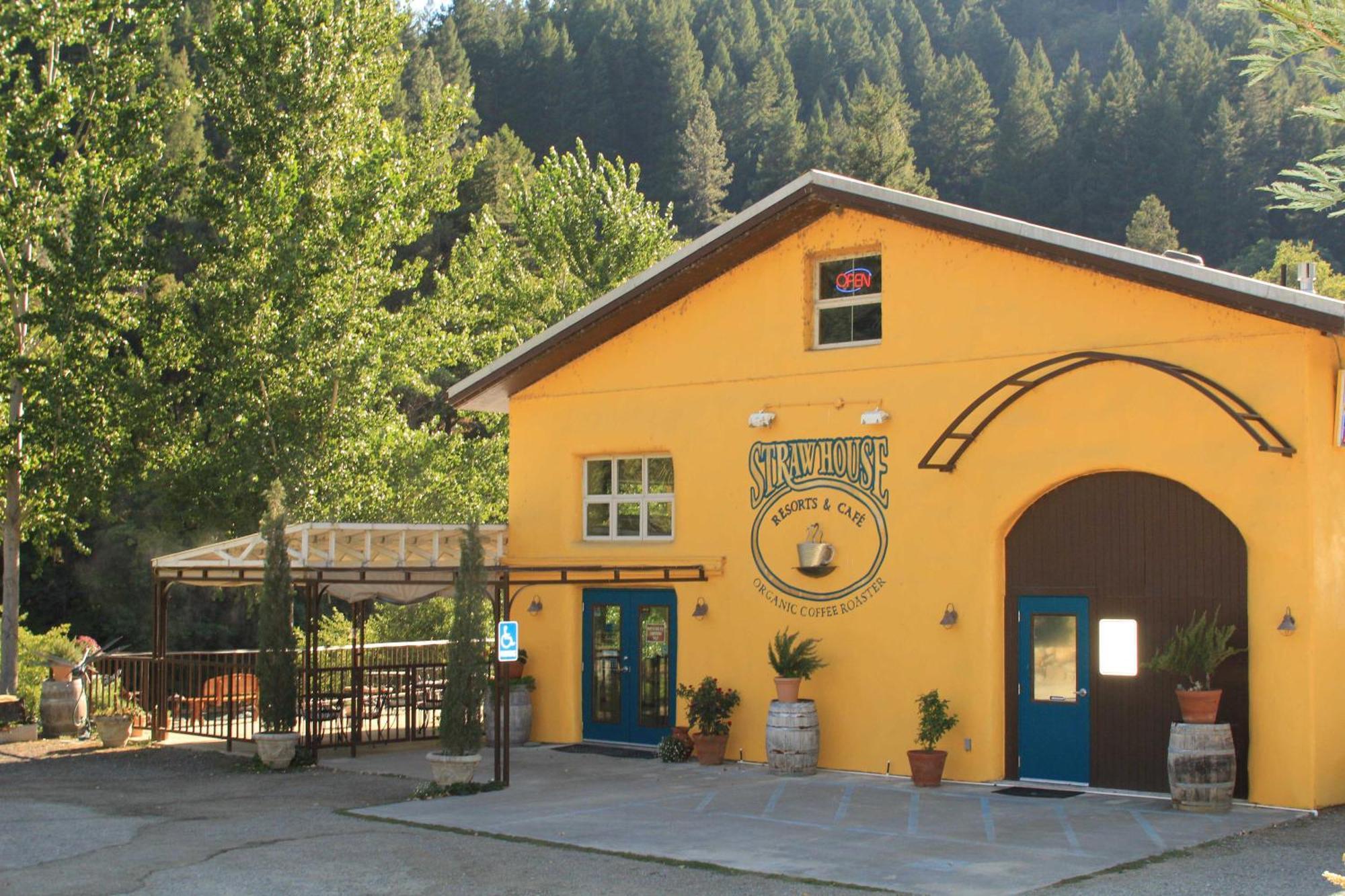 Strawhouse Resorts Big Bar Exterior photo