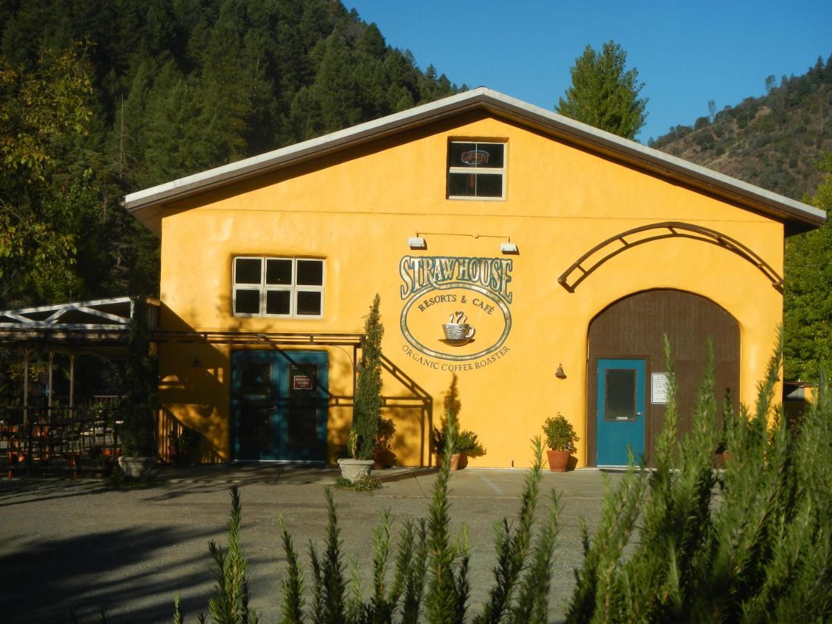 Strawhouse Resorts Big Bar Exterior photo